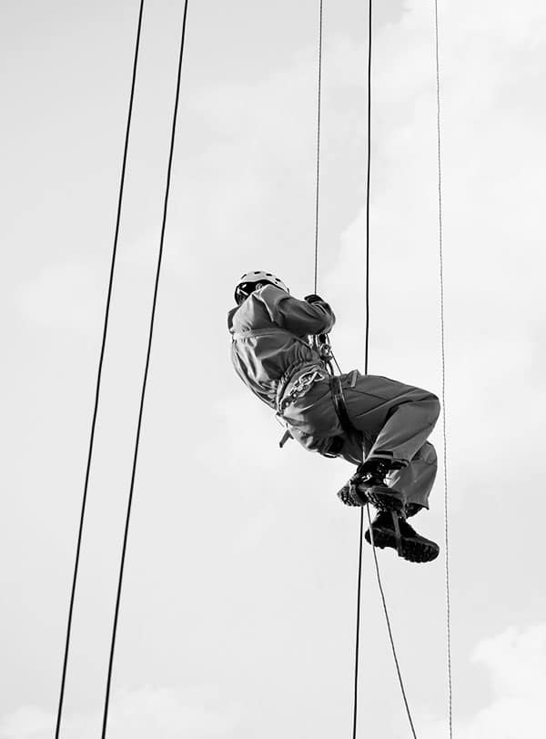 Sécurisation pose de filet anti chute par l'équipe de cordistes Sud Vertical