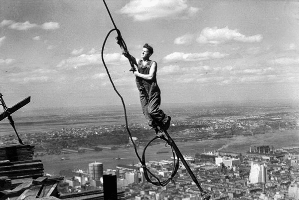 Un cordiste sur l'Empire State Building